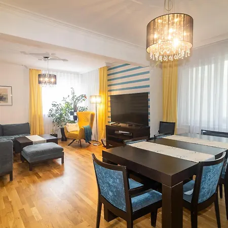 Elegant & Spacious Near Ndk Apartment