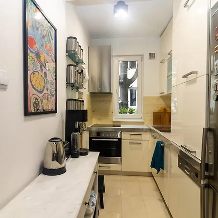Elegant & Spacious Near Ndk Apartment *
