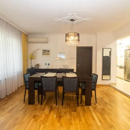 Apartment Elegant & Spacious Near Ndk *